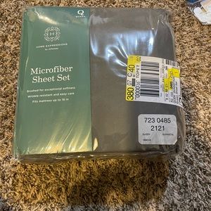 Queen size sheets. 1 fitted sheet and 1 regular sheet 2 pillow cases all New